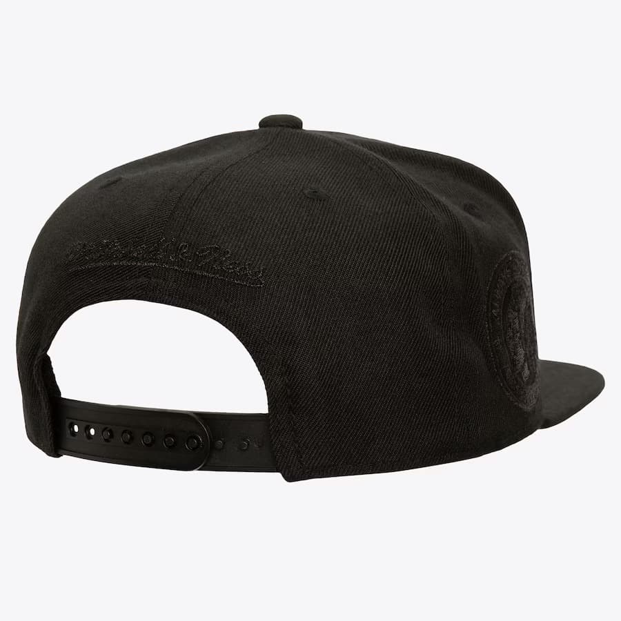 Бейсболка Mitchell & Ness Black Chicago Blackhawks Pearl Snapback Hat