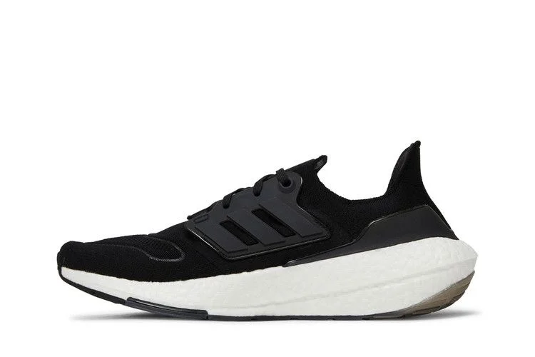 Krossovki-adidas-UltraBoost-22-Black-White-2