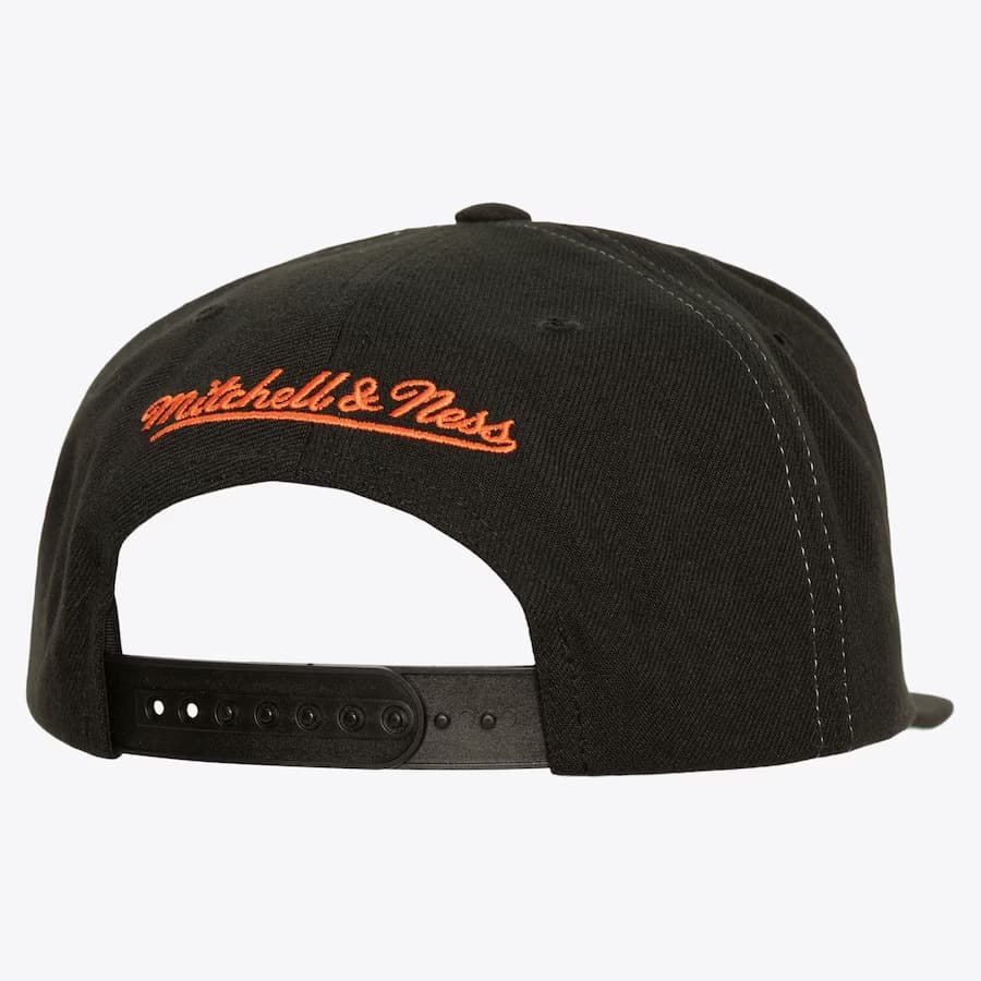 Бейсболка Mitchell & Ness Black New York Islanders Varsity Bust Snapback Hat