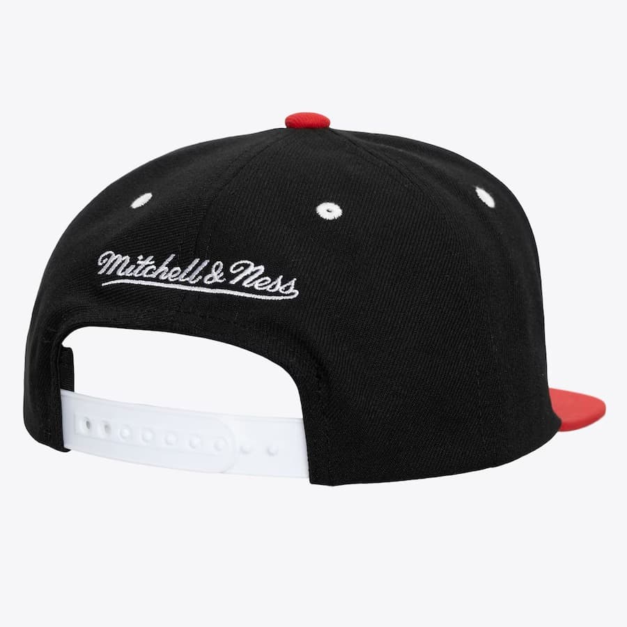Mitchell-Ness-Black-Red-Chicago-Bulls-Evergreen-Crispy-White-Snapback-Hat-1