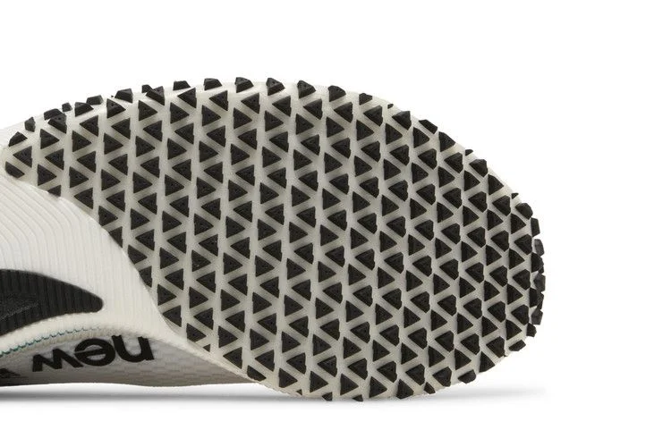 Krossovki-New-Balance-FuelCell-RC-Elite-White-Black-4