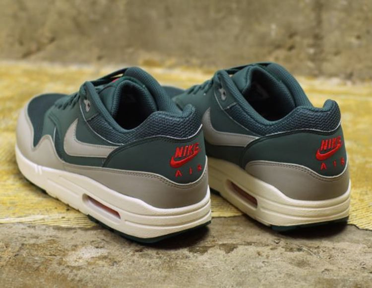 air-max-1-essential-537383-310_02