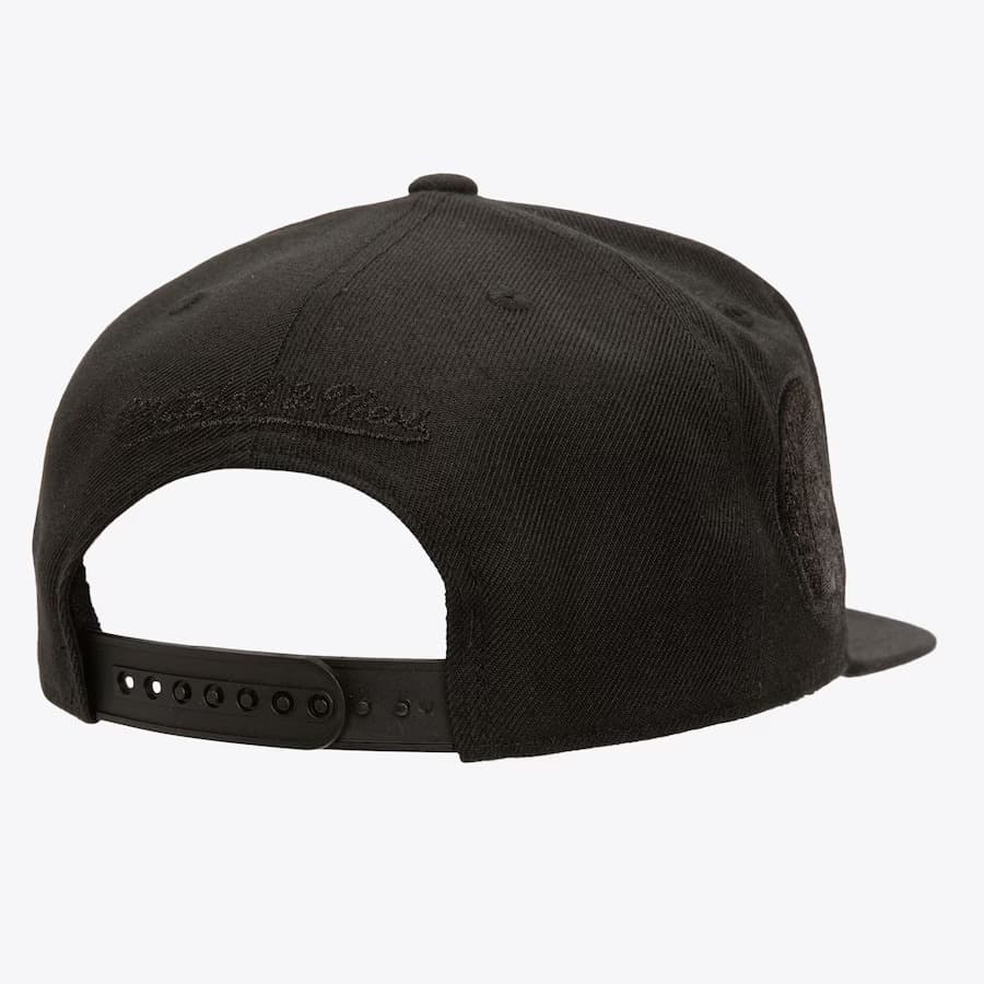 Mitchell-Ness-Black-Boston-Bruins-Pearl-Snapback-Hat-1