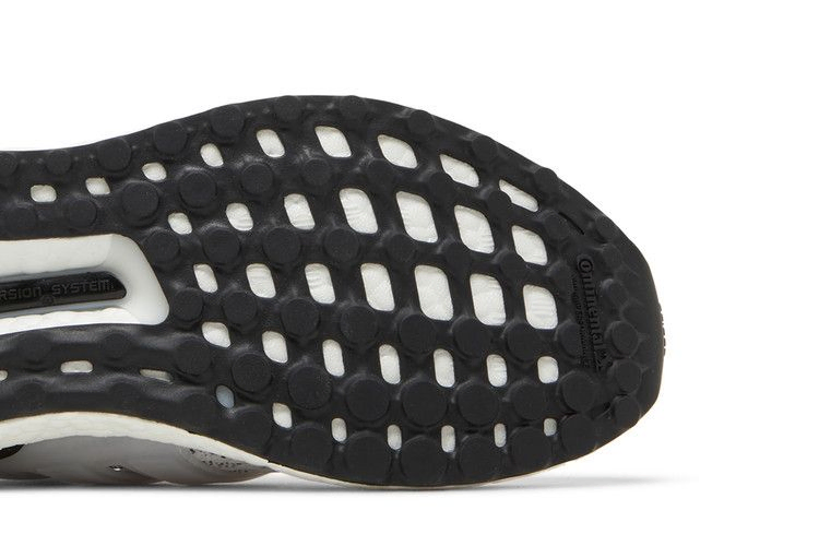 wmns-ultraboost-5-dna-white-black-gy6959_04