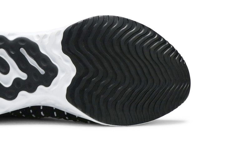 wmns-react-phantom-run-flyknit-2-black-white-cj0280-001_04