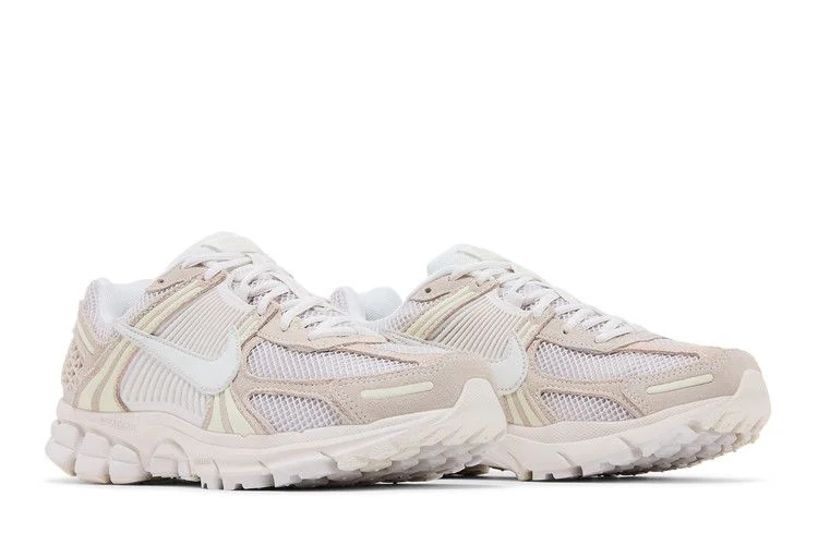 nike-zoom-vomero-5-women-s-shoe-with-reflective-accents-hq0458-003_8