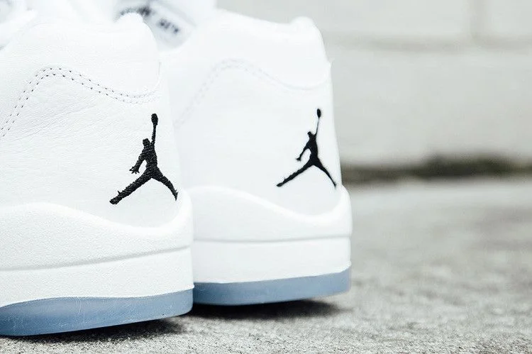 Krossovki-Air-Jordan-5-Retro-Low-GS-White-Wolf-Grey-3