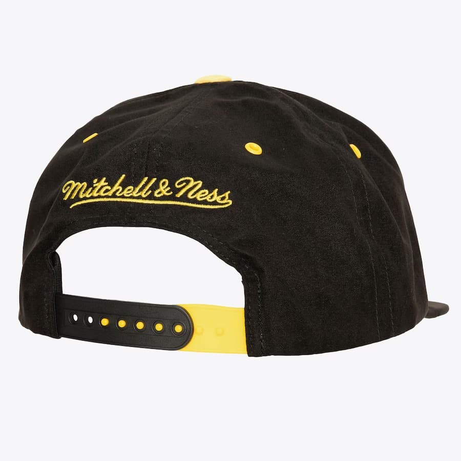 Бейсболка Mitchell & Ness Black Yellow Chicago Bulls Day 4 Snapback Hat