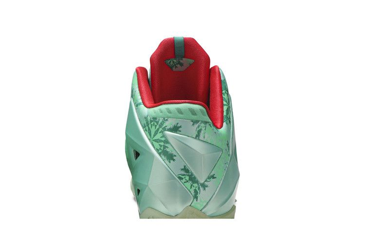 lebron-11-christmas-616175-301_06
