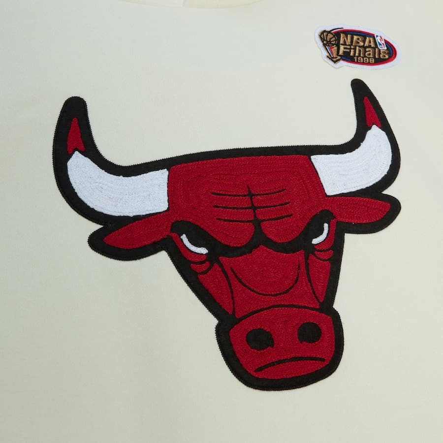 Худи Mitchell & Ness Cream Chicago Bulls Retro Chainstitch Heavyweight Pullover Hoodie