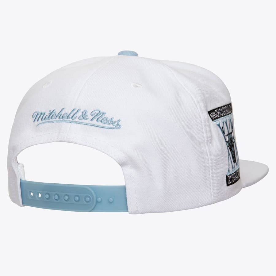 Бейсболка Mitchell & Ness White Chicago Bulls Core XI Snapback Hat