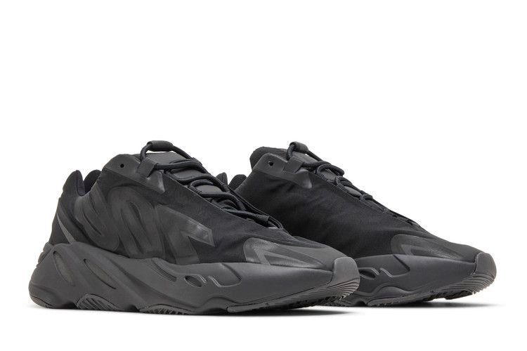 yeezy-boost-700-mnvn-triple-black-2024-fv4440-24_07