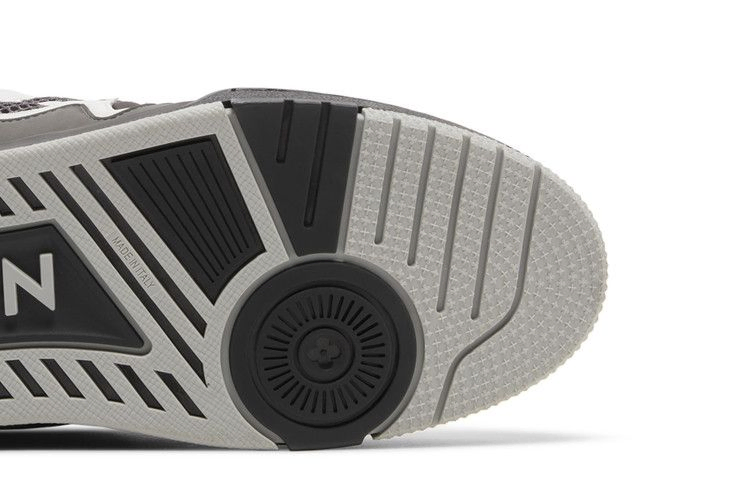 louis-vuitton-skate-sneaker-grey-black-1ac52k_04