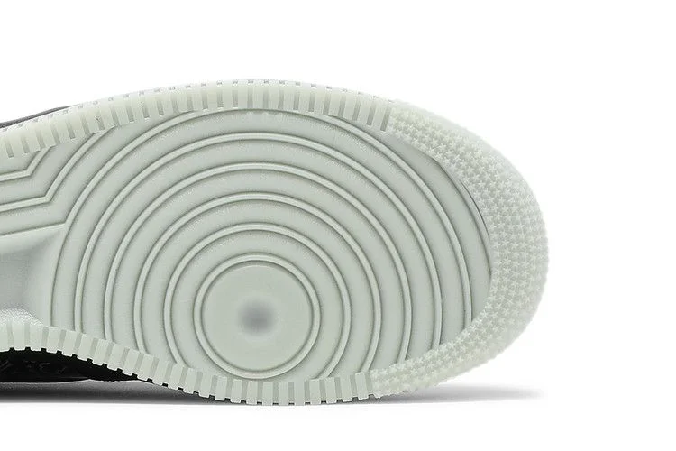 Krossovki-Space-Jam-x-Nike-Air-Force-1-07-Computer-Chip-4