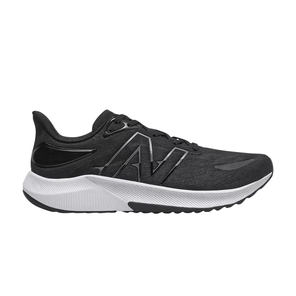 Krossovki-New-Balance-FuelCell-Propel-v3-2E-Wide-Black-White