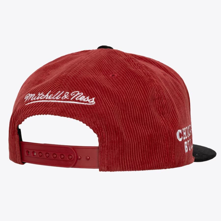 Бейсболка Mitchell & Ness Red Black Chicago Bulls Sueduroy Snapback Hat