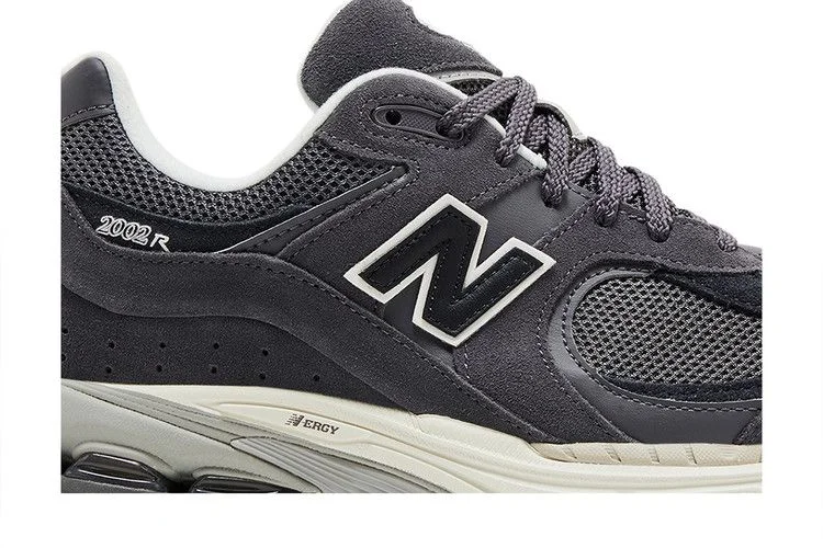 Krossovki-New-Balance-2002R-Monochrome-Suede-Pack-Grey-1