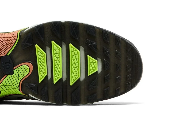Krossovki-Nike-Air-Max-Plus-Drift-Light-Silver-Volt-4