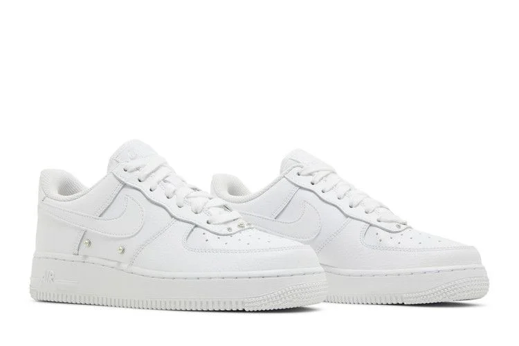 Krossovki-Nike-Wmns-Air-Force-1-Low-07-SE-Pearl-White-7