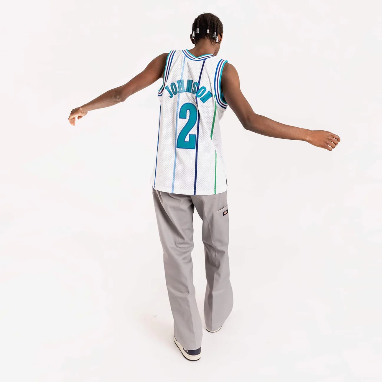 1992-93-Charlotte-Hornets-Larry-Johnson-2-Swingman-Hardwood-Classics-White-Jersey-4