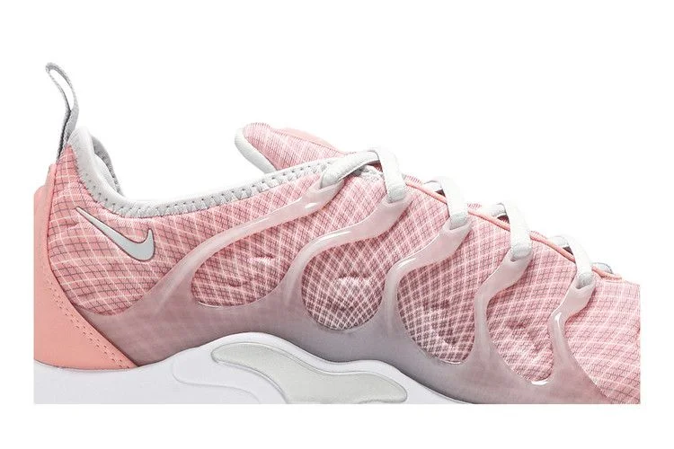 Кроссовки Nike Wmns Air VaporMax Plus 'Bleached Coral'