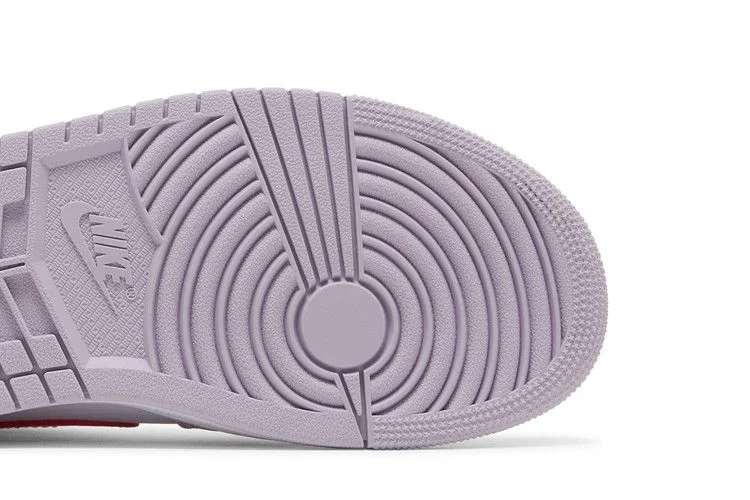 Кроссовки Wmns Air Jordan 1 Mid 'Valentine's Day'