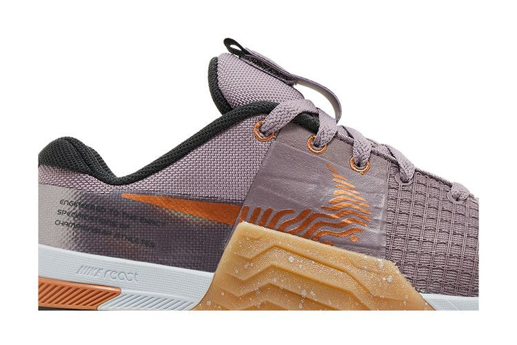 wmns-metcon-8-premium-purple-smoke-metallic-copper-dq4681-500_01