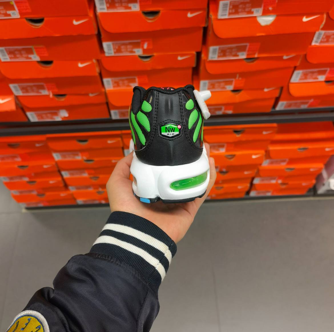 Кроссовки Nike Air Max Plus 'Worldwide Pack - Crimson Green'