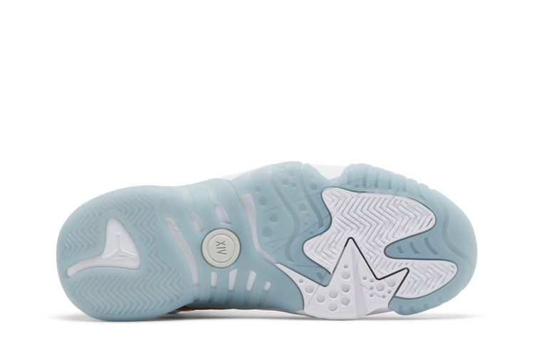 wmns-jumpman-two-trey-white-metallic-gold-dr9631-107_03