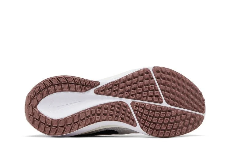 Кроссовки Nike Wmns Vomero 17 'Platinum Violet Black'