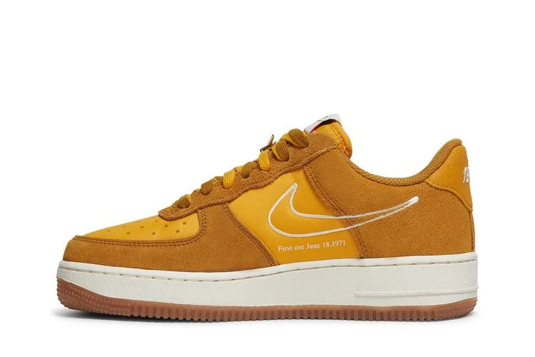 Кроссовки Nike Wmns Air Force 1 '07 SE 'First Use - University Gold Gum'