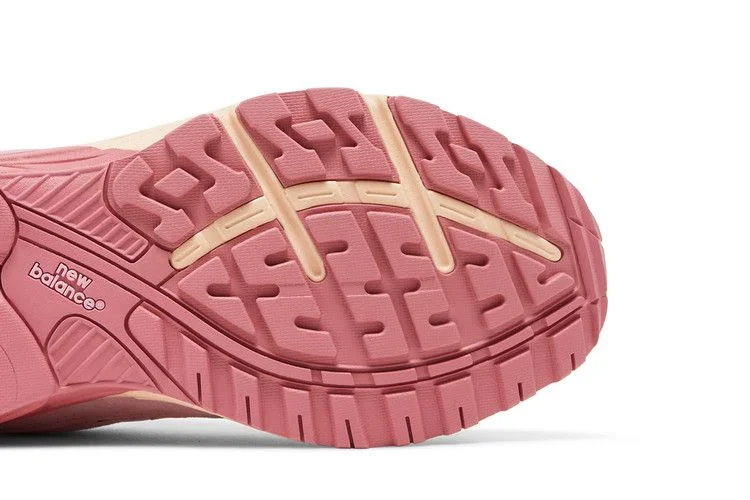 Krossovki-Joe-Freshgoods-x-New-Balance-993-Made-in-USA-Performance-Art-Powder-Pink-4