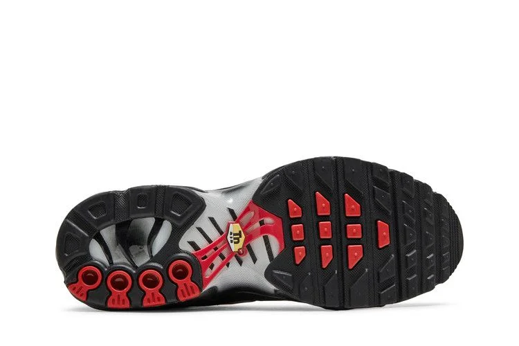 Krossovki-Nike-Air-Max-Plus-GS-Black-University-Red-3