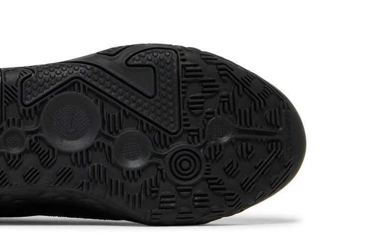 pg-6-tb-triple-black-dx6654-001_04