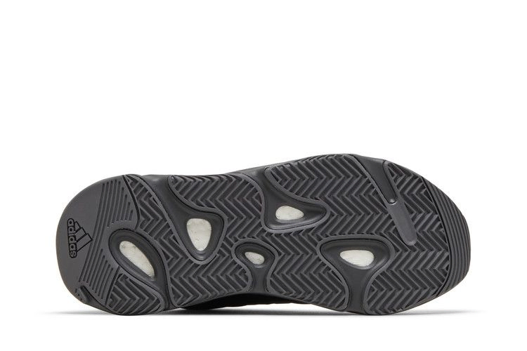 yeezy-boost-700-mnvn-triple-black-2024-fv4440-24_03