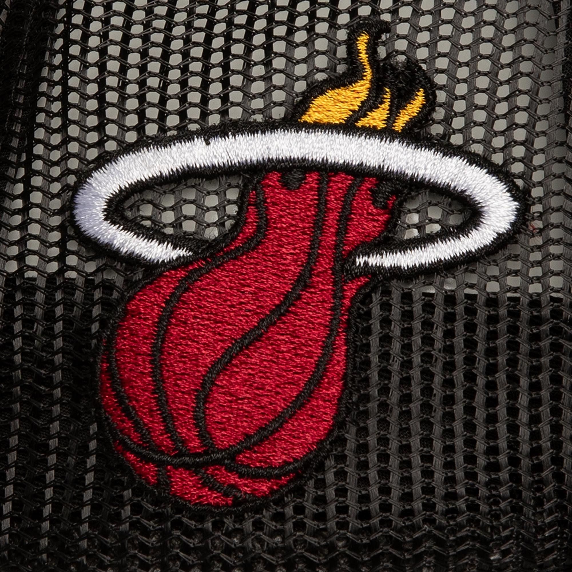 Бейсболка Mitchell & Ness Script Trucker Miami Heat Hat