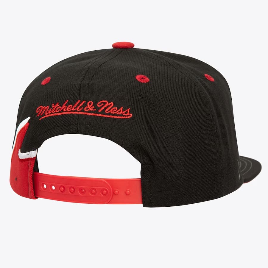 Бейсболка Mitchell & Ness Black Chicago Blackhawks Rising Tide OG Snapback Hat