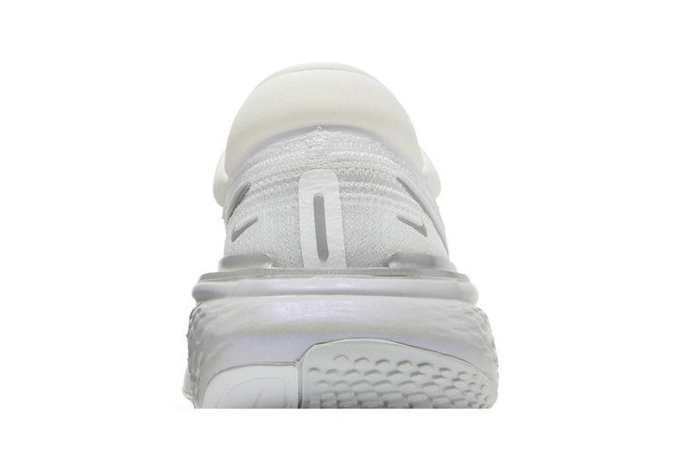 wmns-zoomx-invincible-run-flyknit-white-metallic-silver-ct2229-101_06