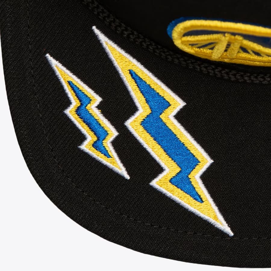 Бейсболка Mitchell & Ness Black Golden State Warriors Recharge Trucker Snapback Hat