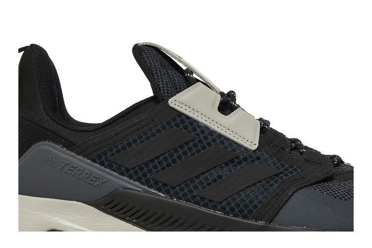 terrex-trailmaker-black-aluminium-fu7237_01