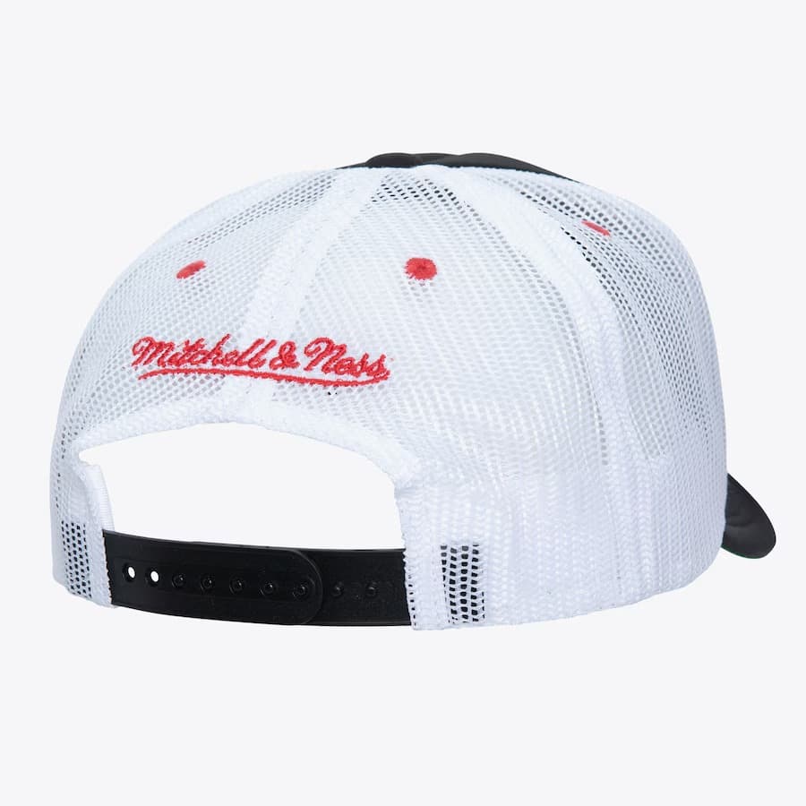 Mitchell-Ness-Black-Chicago-Bulls-Sideline-Trucker-Snapback-Hat-1