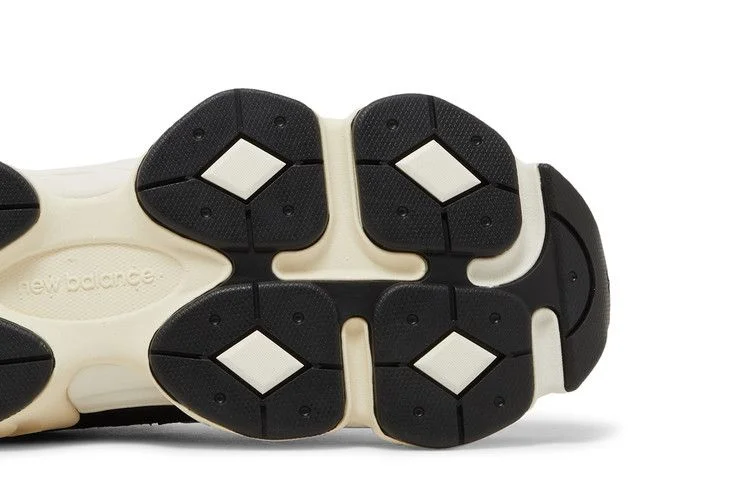 Krossovki-New-Balance-9060-Black-White-4