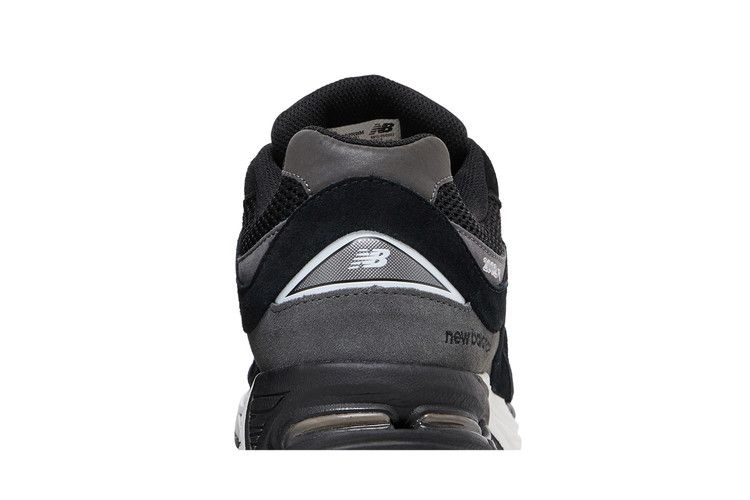 Кроссовки New Balance 2002R 'Black White Magnet'