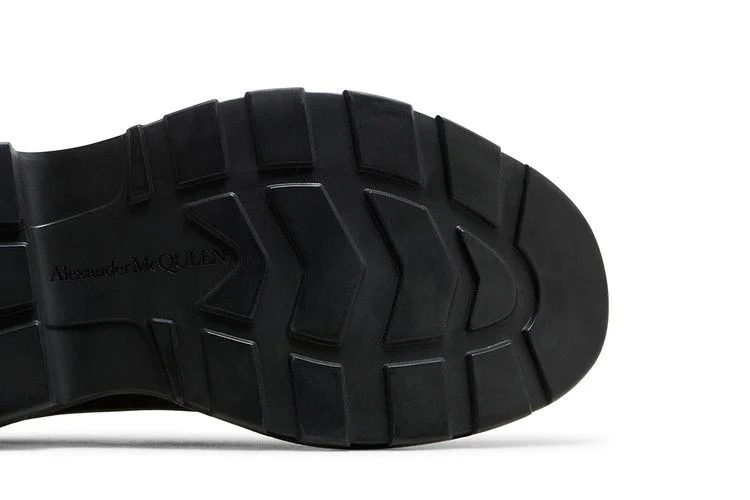 Krossovki-Alexander-McQueen-Tread-Slick-Lace-Up-Graffiti-Logo-Black-White-4