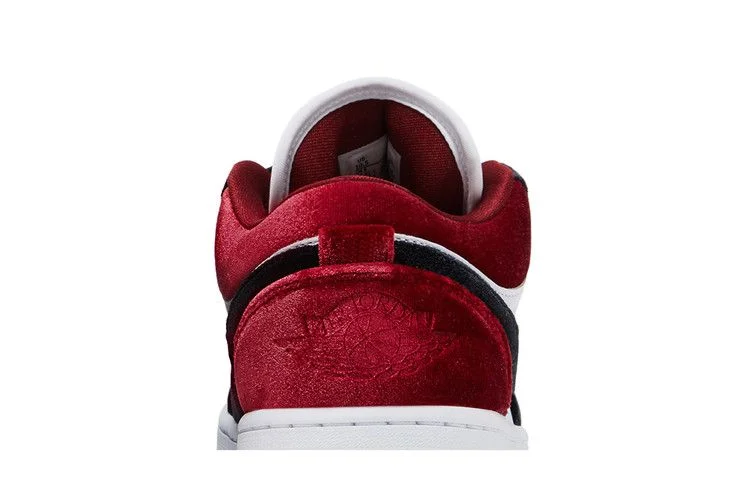Кроссовки Wmns Air Jordan 1 Low SE 'Velvet Black Toe'
