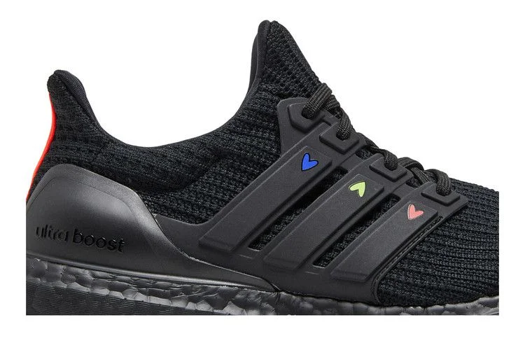 Krossovki-Adidas-UltraBoost-4.0-DNA-Black-Hearts-1