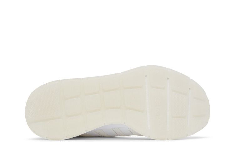 wmns-swift-run-x-cloud-white-fy2138_03