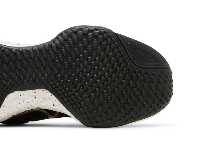 Кроссовки Nike Wmns ZoomX Invincible Run Flyknit 'Black Metallic Gold'