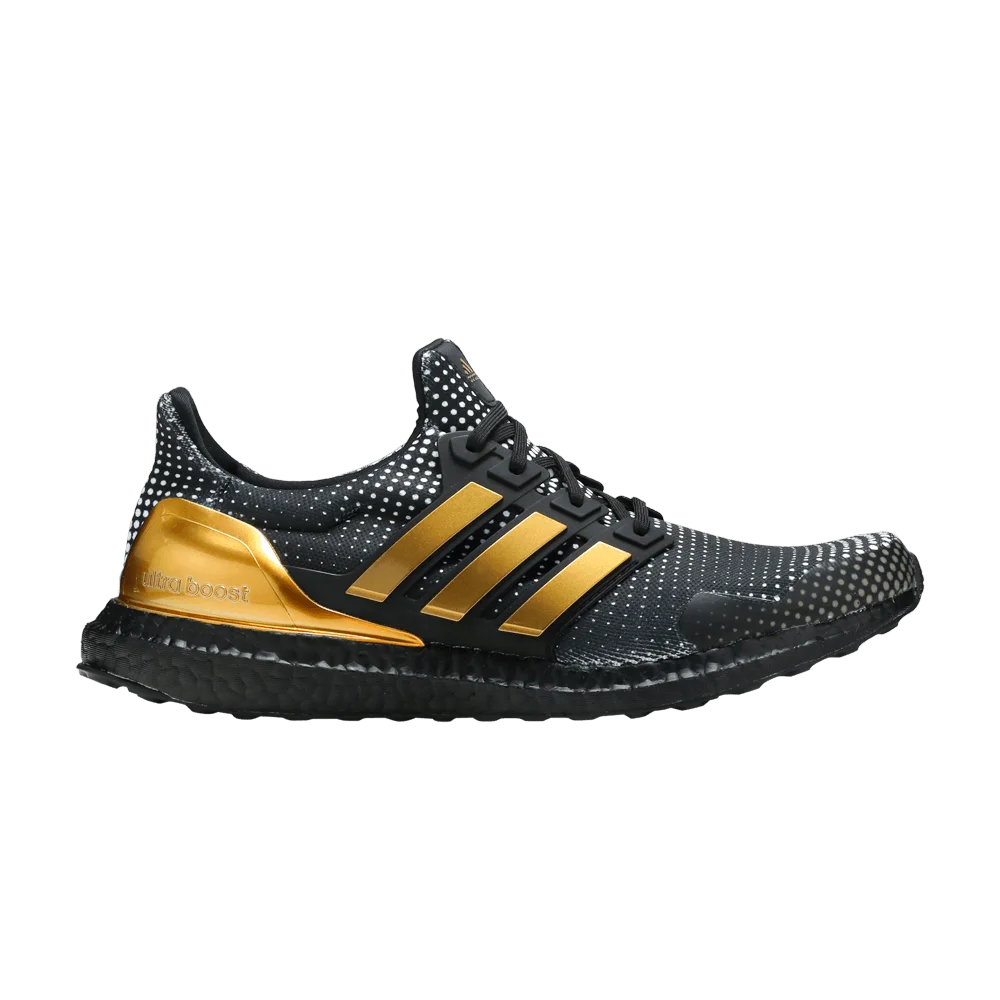 Krossovki-Patrick-Mahomes-x-adidas-UltraBoost-DNA-Black-Gold