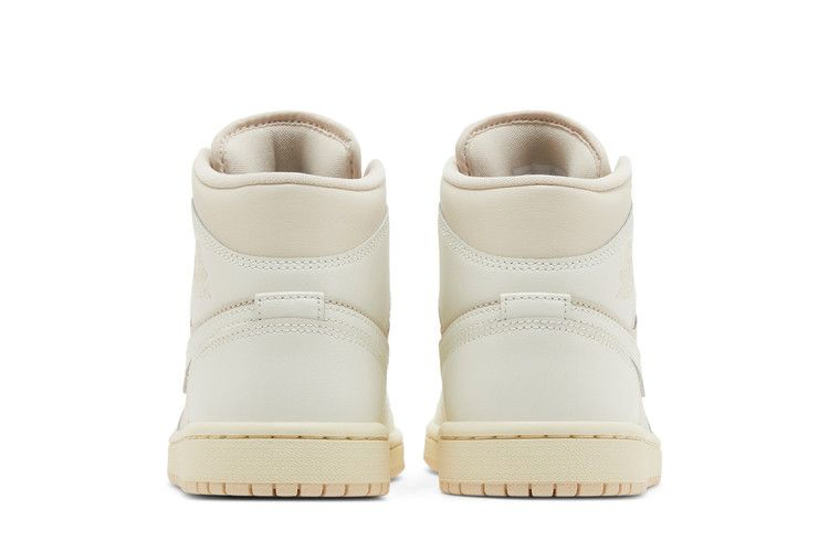 Кроссовки Wmns Air Jordan 1 Mid 'Legend Light Brown'